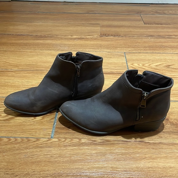 Cute Brown Booties! - Picture 2 of 4